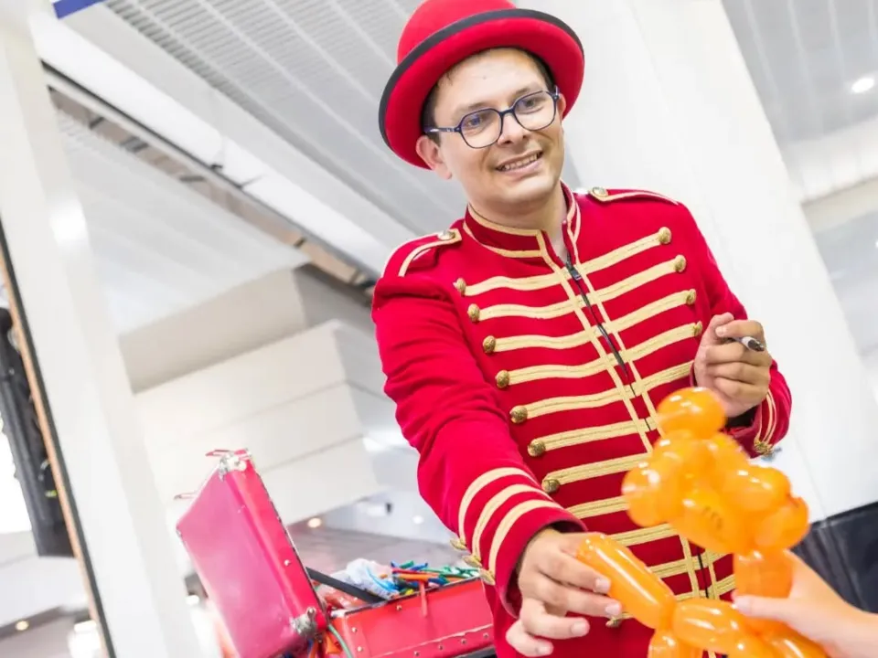 GUILLÉ, SCULPTEUR DE BALLONS MAGICIEN