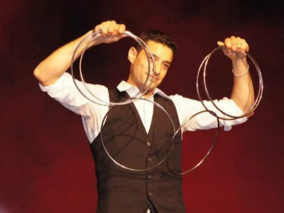 ELVIS MAGICIEN ILLUSIONNISTE