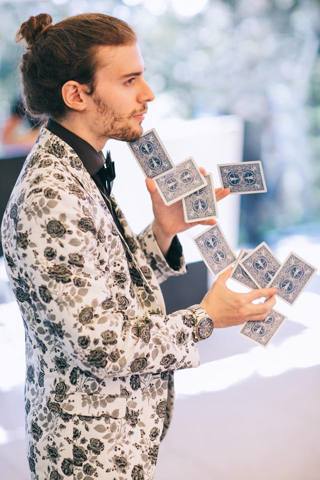 LOU ILLUSIONNISTE