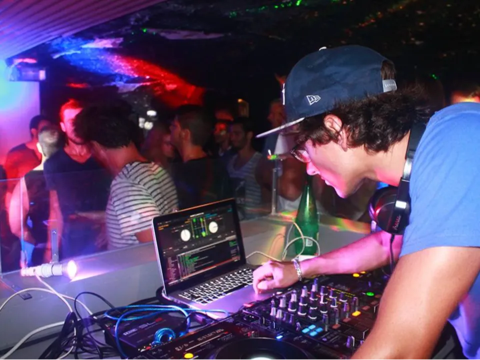 DEEJAY CHARLES SAINTE