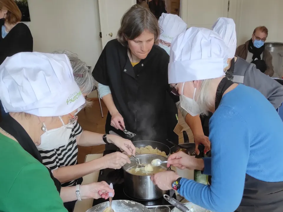 DES FILLES DANS LA CUIZINE