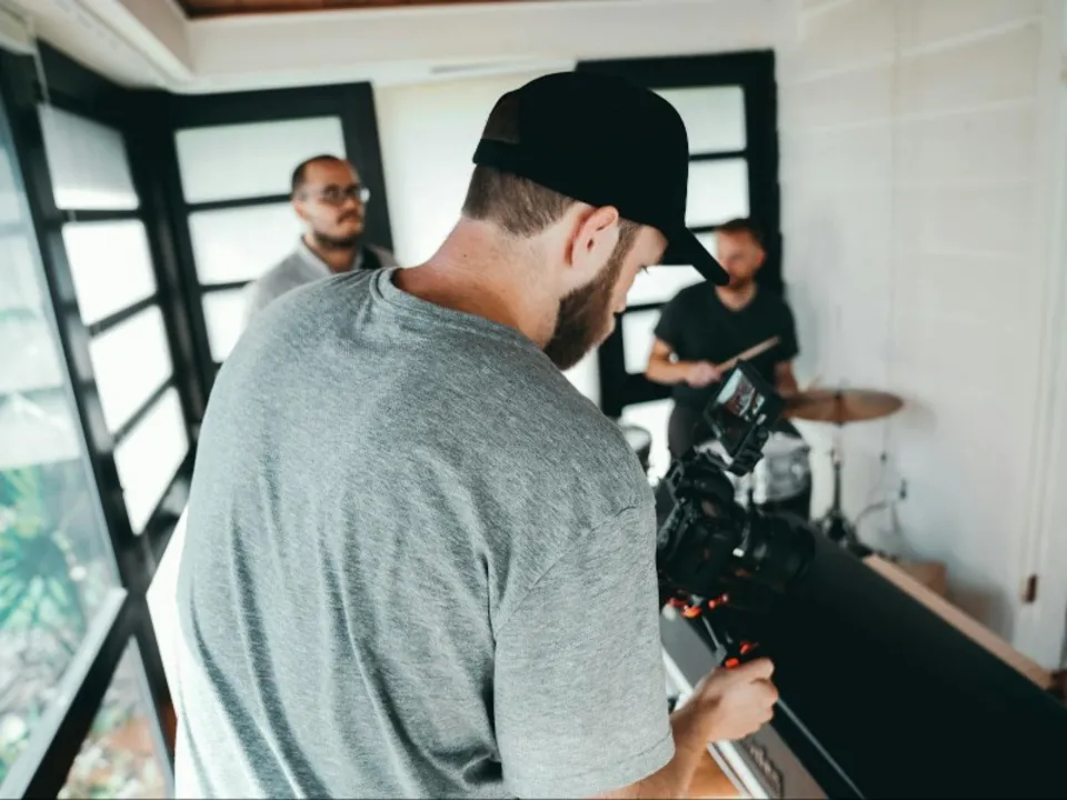 MEELOO MULTITASK - PROF DE PIANO, PHOTOGRAPHE, VIDÉASTE