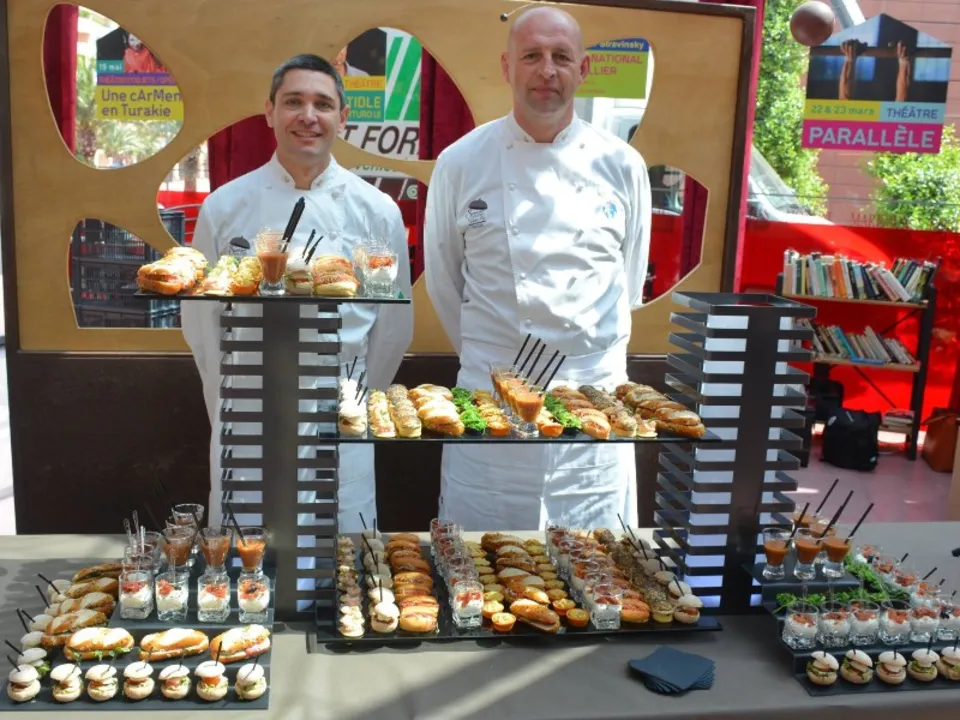 SERVI SUR UN PLATEAU