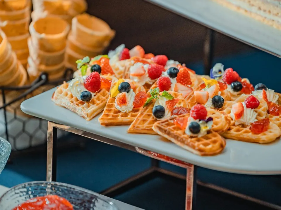 LES PIEDS SOUS LA TABLE 65